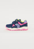 Marineblaue Sneakers mit pinken, lila und neon-grünen Akzenten. Mit zwei Klettverschlussriemen und einer Gummisohle mit Grip-Muster.