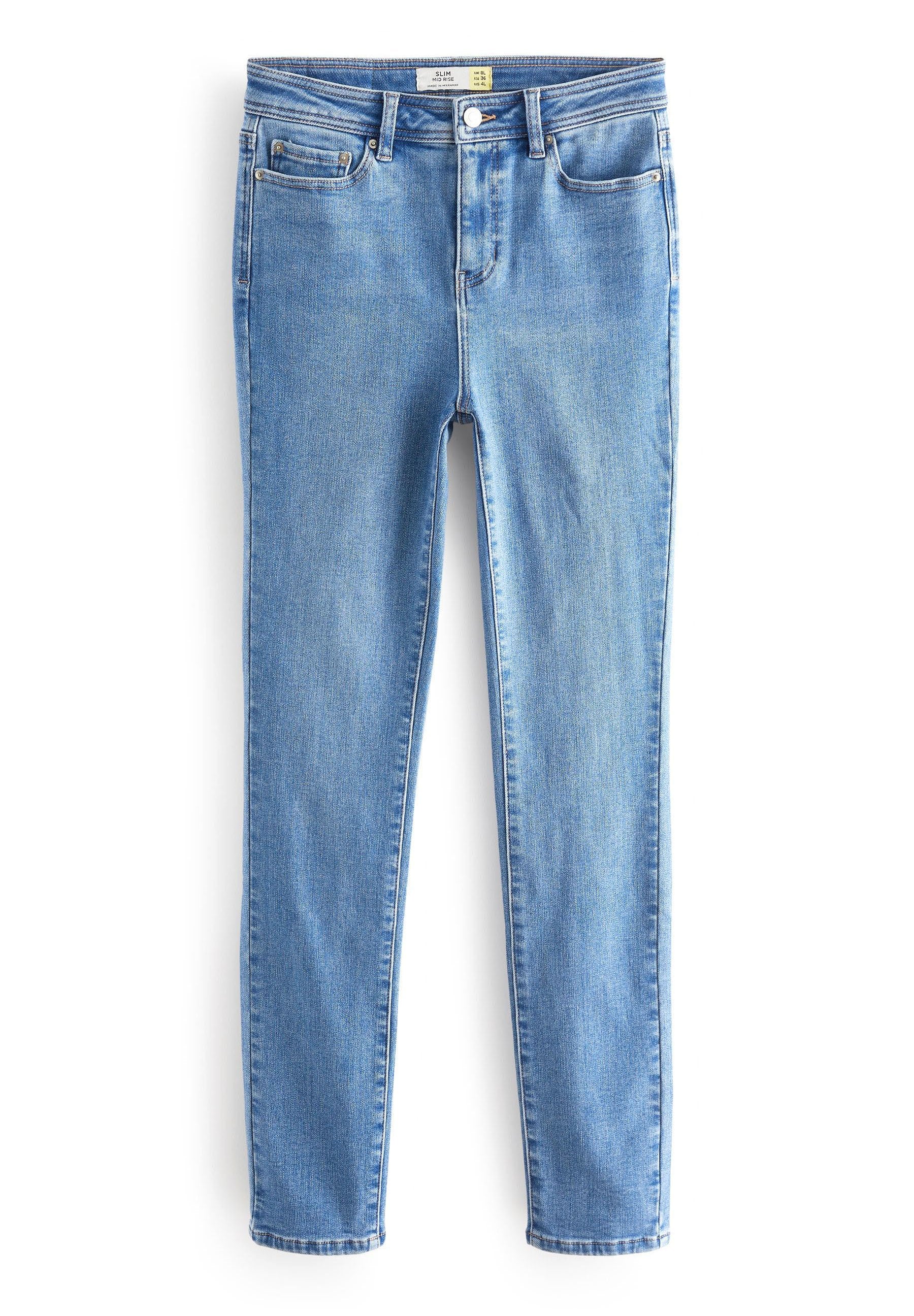 Hellblaue Slim-Fit-Jeans aus Denim, ausgestattet mit fünf Taschen, einem Reißverschluss und einer leichten Ausbleichung für einen strukturierten Look.
