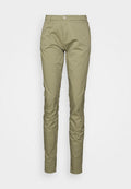 Olivgrüne Chinos mit schlanker Passform, featuring einem Knopfverschluss, Fronttaschen und einem glatten, strapazierfähigen Baumwoll-Mischmaterial.