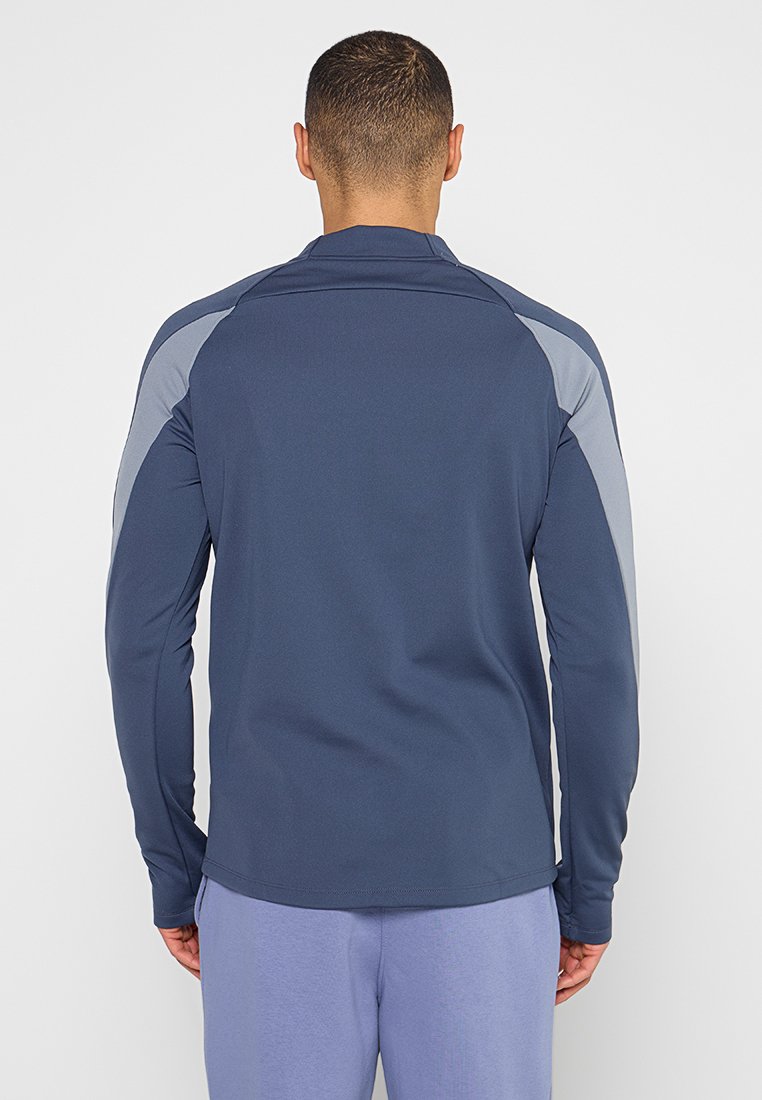 Nike Performance