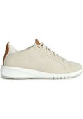 Beige Wildleder-Sneaker mit weißer Gummisohle, ausgestattet mit einem braunen Lederakzent an der Ferse und klassischem Schnürverschluss.