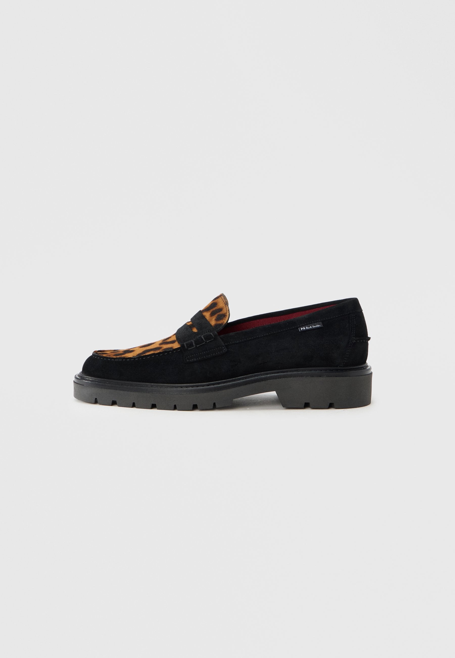Schwarze Wildleder-Loafer mit Leopardenprint-Akzenten an der Spitze, ausgestattet mit einer Blocksohle und einem dekorativen Riemen über dem Spann.