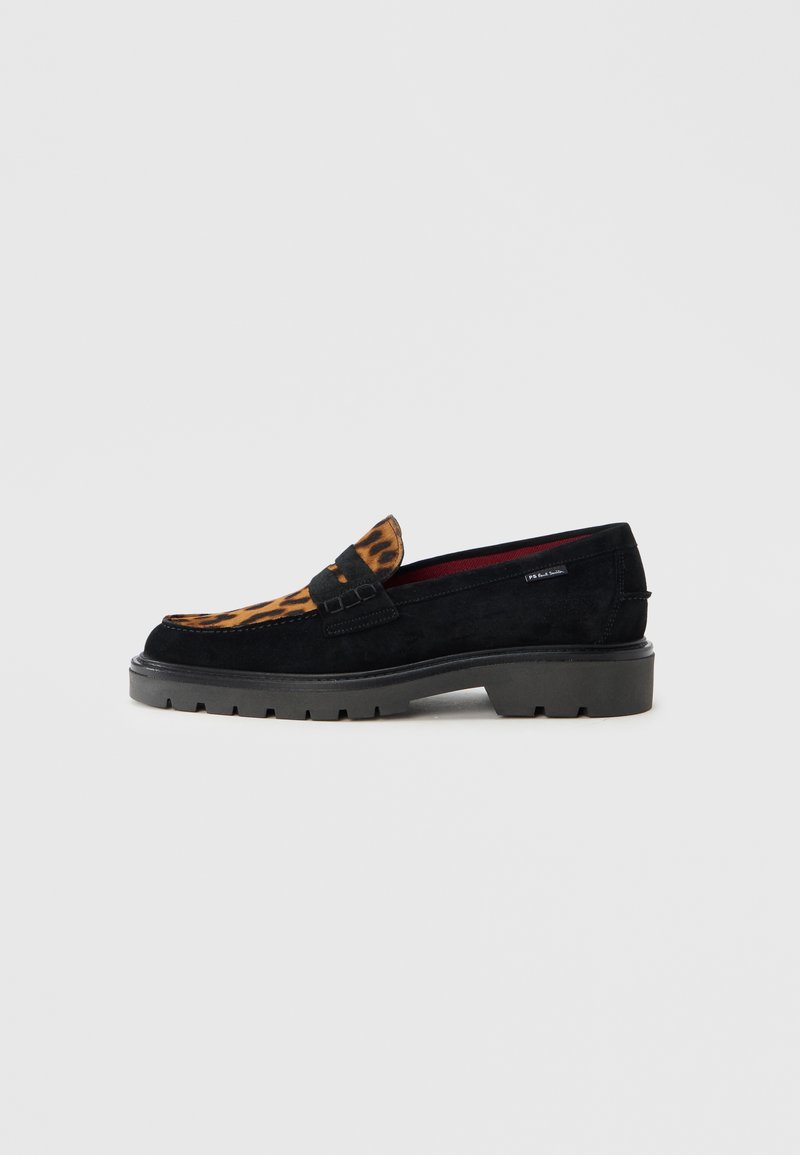 Schwarze Wildleder-Loafer mit Leopardenprint-Akzenten an der Spitze, ausgestattet mit einer Blocksohle und einem dekorativen Riemen über dem Spann.