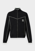 Schwarze Jacke mit Reißverschluss und weißen Paspeln, hohem Kragen, langen Ärmeln und einem Blumenlogo mit "HUGO" auf der linken Brust.