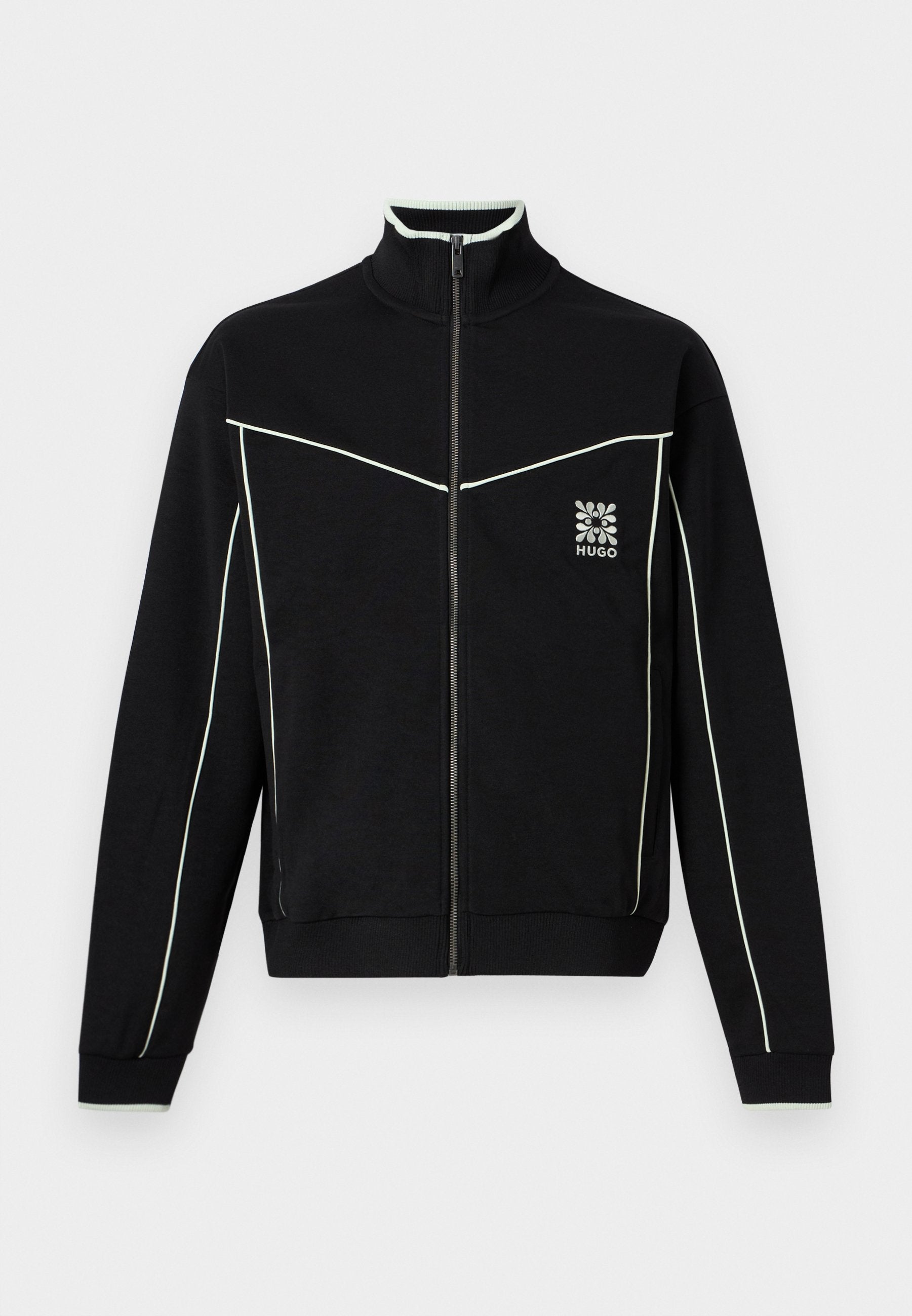 Schwarze Jacke mit Reißverschluss und weißen Paspeln, hohem Kragen, langen Ärmeln und einem Blumenlogo mit "HUGO" auf der linken Brust.