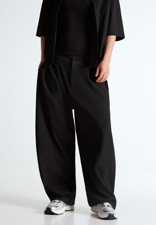 Bershka PLEATED SUPER BAGGY - Trousers - black