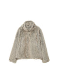 Faux-Fur-Jacke in Hellgrau mit hohem Kragen. Sie zeichnet sich durch eine weiche, strukturierte Oberfläche und eine lockere Passform aus, die sich gut zum Schichten eignet.