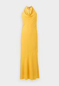 Gelbes Trägerkleid mit drapierter Cowl-Neck-Optik, schlanker Silhouette und subtil asymmetrischem Saum. Hergestellt aus weichem, glattem Stoff.