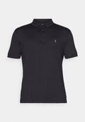 Schwarzes Poloshirt aus glattem Stoff, mit Kragen, Knopfleiste mit drei Knöpfen und einem kleinen eingeprägten Logo auf der linken Brust.