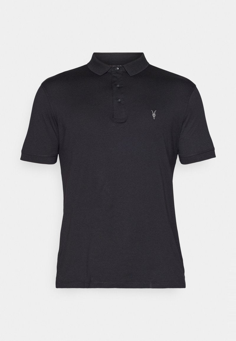 Schwarzes Poloshirt aus glattem Stoff, mit Kragen, Knopfleiste mit drei Knöpfen und einem kleinen eingeprägten Logo auf der linken Brust.