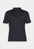 Schwarzes Poloshirt aus glattem Stoff, mit Kragen, Knopfleiste mit drei Knöpfen und einem kleinen eingeprägten Logo auf der linken Brust.