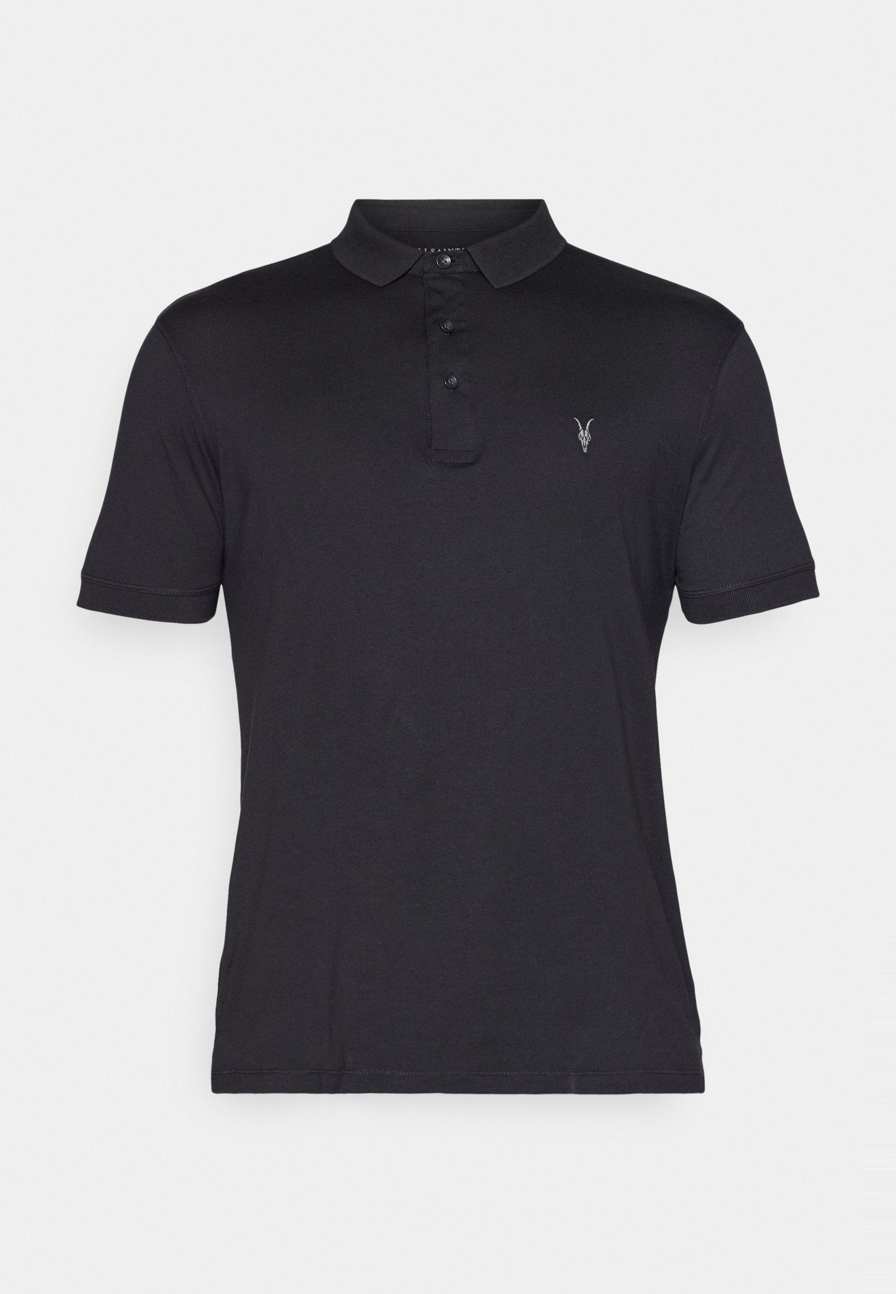 Schwarzes Poloshirt aus glattem Stoff, mit Kragen, Knopfleiste mit drei Knöpfen und einem kleinen eingeprägten Logo auf der linken Brust.
