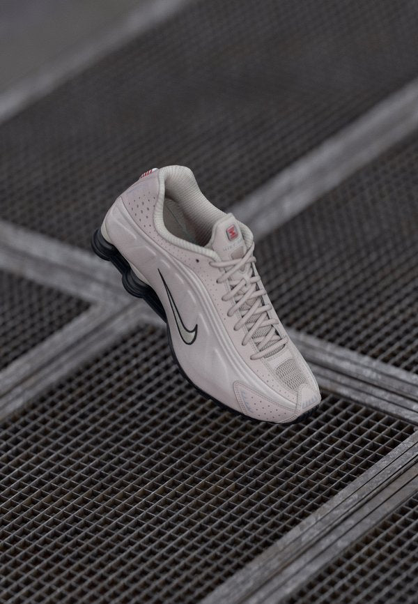 Nike Sportswear SHOX R4 - Trainers - college grey/black/university red/metallic silver
