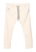 Hellbeige Jogginghose aus weichem Baumwollmischgewebe mit Kordelzugbund und Fronttaschen. Gerade geschnittenes Bein mit minimaler Detailgestaltung.