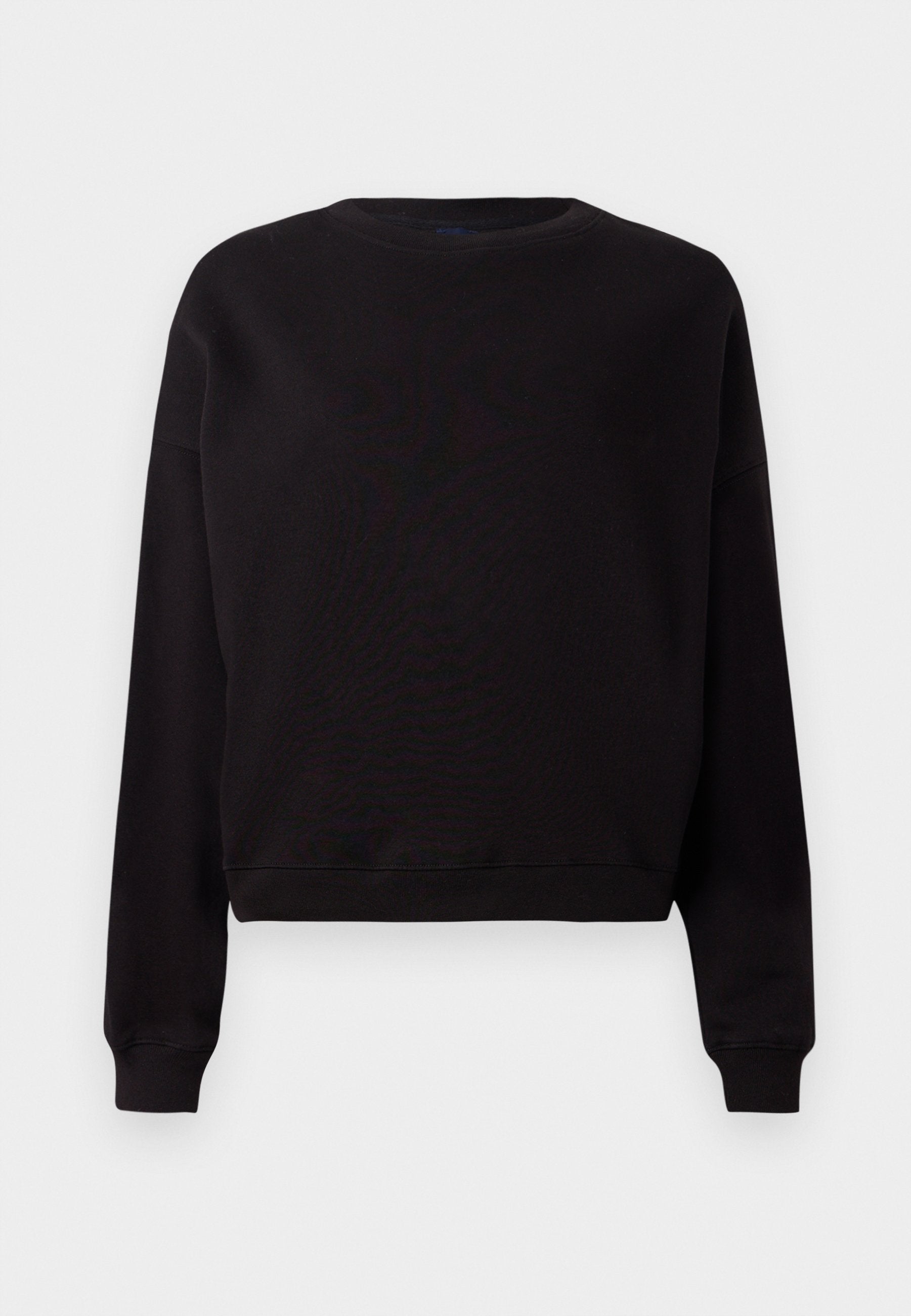 Schwarzer Pullover mit rundem Halsausschnitt, langen Ärmeln und cropped Saum. Hergestellt aus weichem Stoff mit glatter Textur und ohne sichtbare Muster.