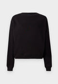 Schwarzer Pullover mit rundem Halsausschnitt, langen Ärmeln und cropped Saum. Hergestellt aus weichem Stoff mit glatter Textur und ohne sichtbare Muster.