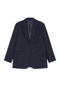 Marineblauer Blazer aus strukturiertem Stoff, mit einreihigem Design, abgestumpften Revers, zwei Fronttaschen und einer Brusttasche.