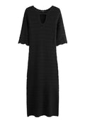 Schwarzes Strickkleid mit V-Ausschnitt, kurzen Ärmeln mit Spitzenakzenten und geradem Schnitt. Mit Struktur und horizontalen Streifen.