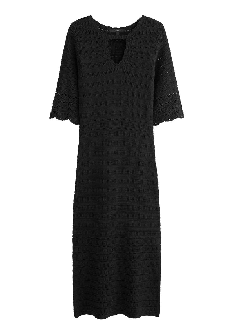Schwarzes Strickkleid mit V-Ausschnitt, kurzen Ärmeln mit Spitzenakzenten und geradem Schnitt. Mit Struktur und horizontalen Streifen.