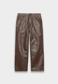 Braune Kunstlederhose mit geradem Schnitt, seitlichen Taschen und geschwungenen Nähtelementen, glatter Textur und Knopfverschluss.