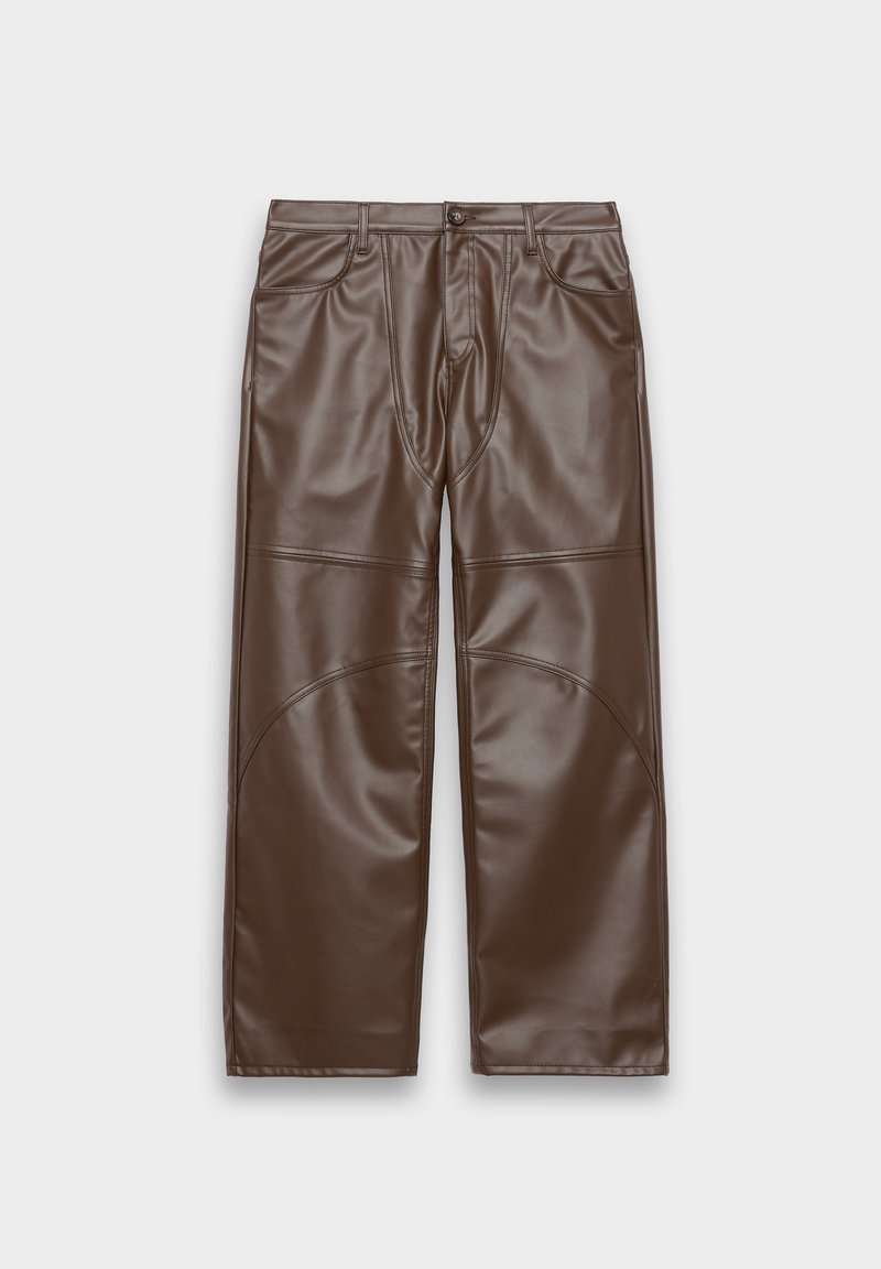 Braune Kunstlederhose mit geradem Schnitt, seitlichen Taschen und geschwungenen Nähtelementen, glatter Textur und Knopfverschluss.