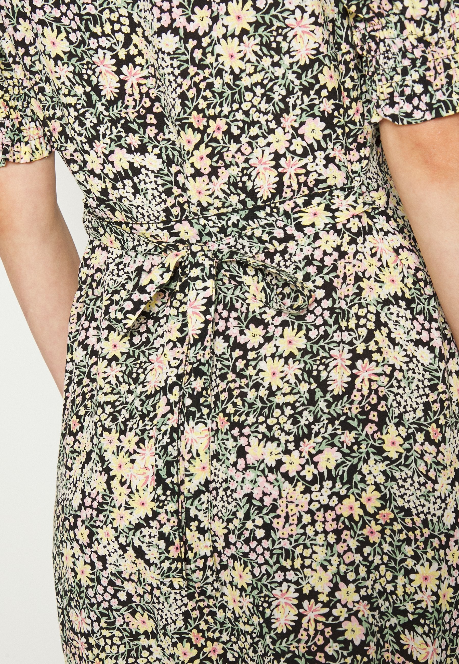 ONLFREDERIKKE V NECK BELT DRESS Media 7