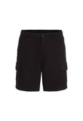Schwarze Cargo-Shorts aus leichtem Material. Mit Knopfverschluss, elastischem Bund und seitlichen Taschen mit Klappenverschluss.