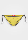 Gelber Bikini-Unterteil mit grauen Bändern, glänzendes Logo, minimaler Schnitt und glatte Textur.