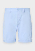 Helleblaue Baumwollshorts mit Knopfverschluss, Gürtelschlaufen und umgeschlagenen Säumen. Glattes Material mit seitlichen Taschen für Funktionalität.
