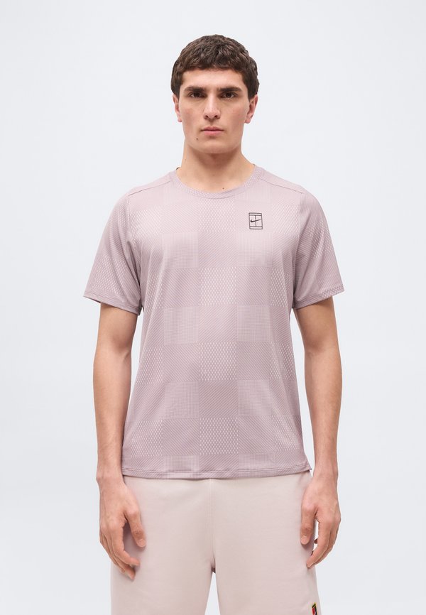 Nike Performance NIKECOURT ADVANTAGE PRINT - Sports T-shirt - light violet/black