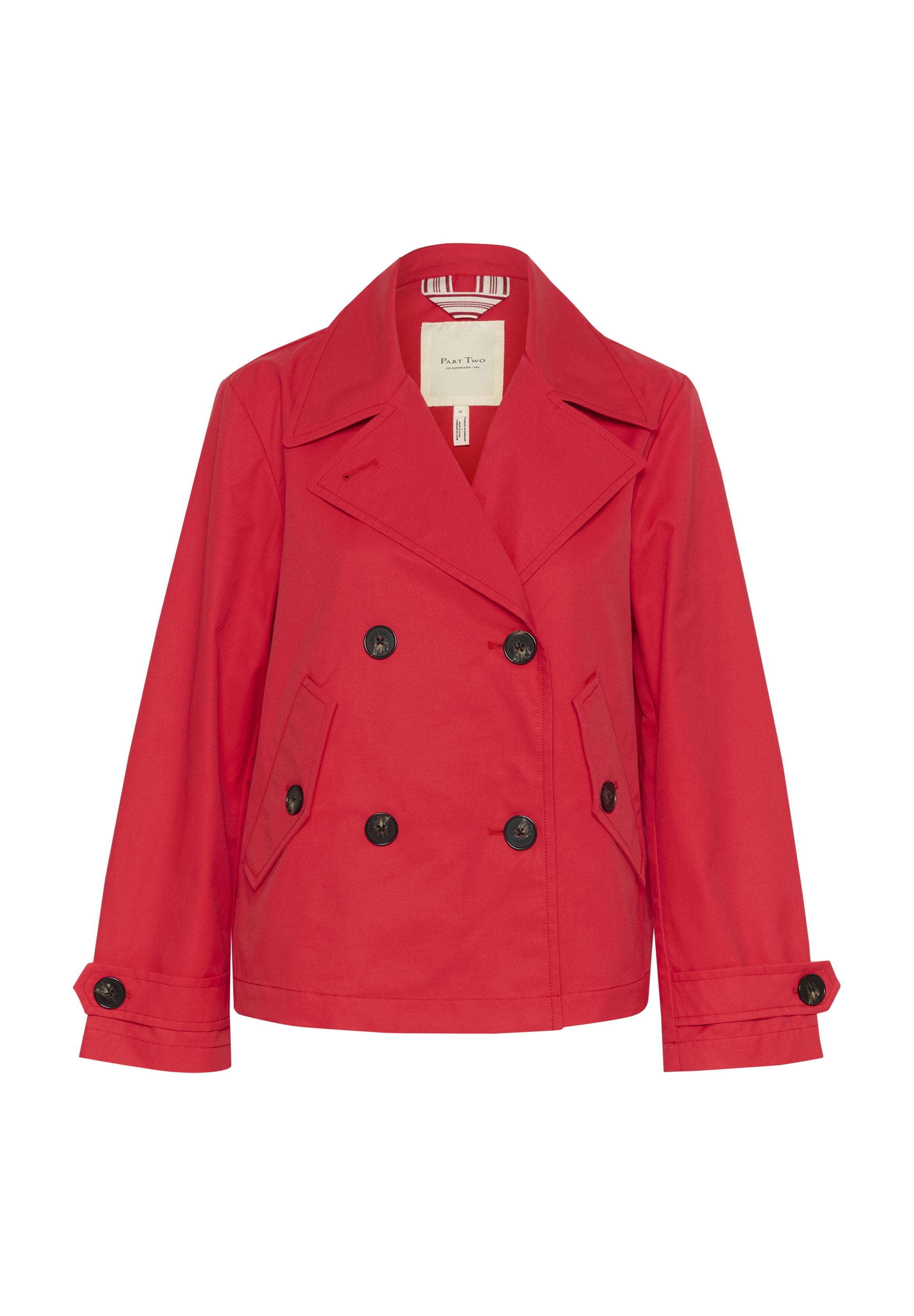Rote doppelte Jacke aus glattem Stoff mit großen schwarzen Knöpfen, breitem Kragen und seitlichen Taschen.