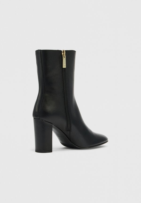 AIGNER CAROLINE 15