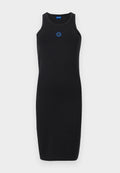 Schwarzes ärmelloses Midikleid mit rundem Ausschnitt und kleinem blauem Smiley-Gesicht-Logo mittig auf der Brust.