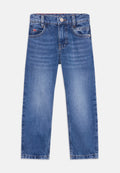 Blaue Jeans aus Denim mit geradem Schnitt, ausgestattet mit Fronttaschen, einem Knopfverschluss und sichtbaren Nähdetails. Weiche Textur und klassisches Design.