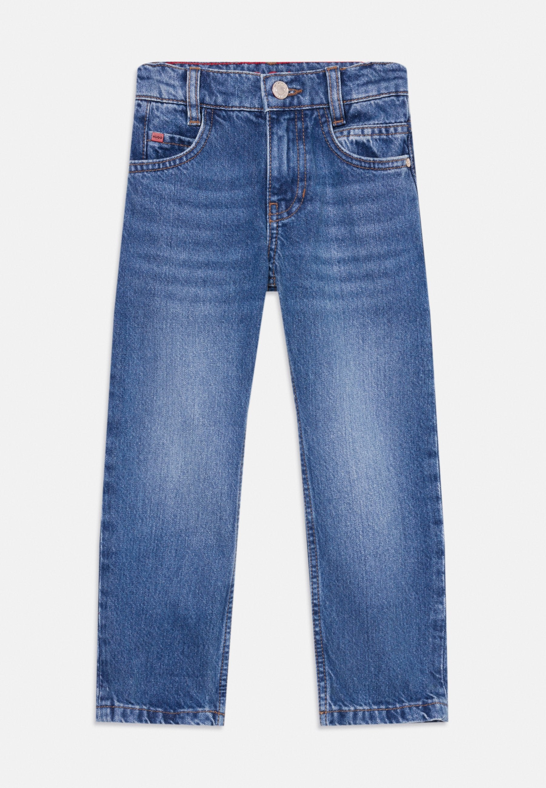 Blaue Jeans aus Denim mit geradem Schnitt, ausgestattet mit Fronttaschen, einem Knopfverschluss und sichtbaren Nähdetails. Weiche Textur und klassisches Design.