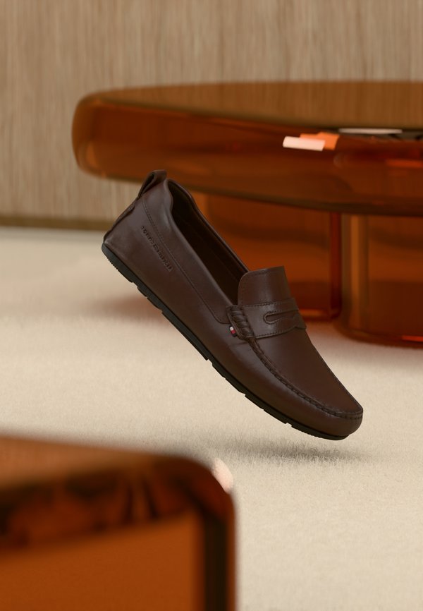 Tommy Hilfiger LOGO LEATHER DRIVER SHOES - Moccasins - dark mocha