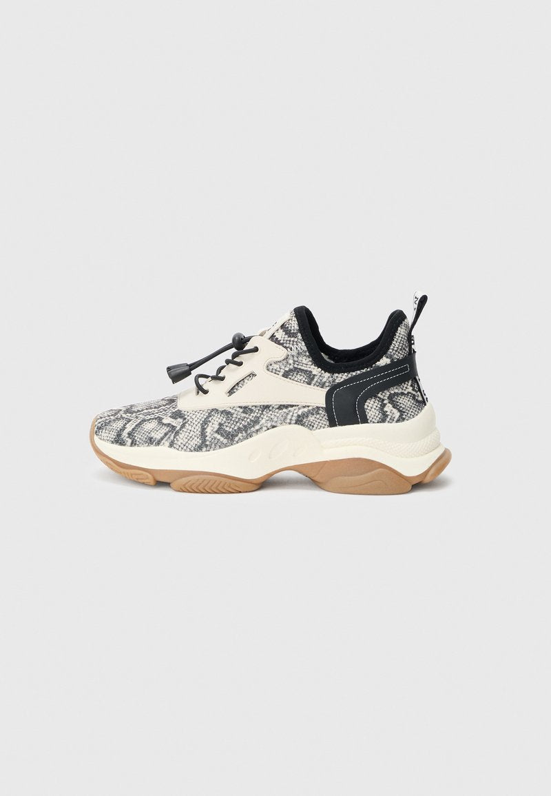 Sneaker mit einer strukturierten Oberseite aus schwarzem und weißem Schlangenprint, kontrastierenden schwarzen Akzenten, verstellbarem Schnürverschluss und einer klobigen cremefarbenen Sohle.