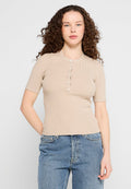Beige geripptes kurzärmeliges Oberteil mit Rundhalsausschnitt, das eine Knopfleiste vorne hat und eine taillierte Silhouette bietet. Trägt man mit blauen Jeans.