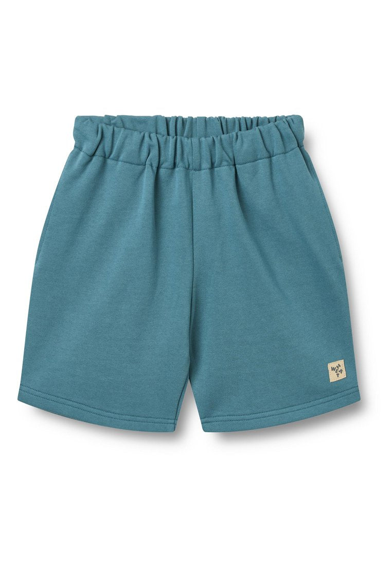 Blaue Baumwollshorts mit elastischem Bund, glatter Textur und einem kleinen Markenpatch auf der unteren rechten Seite.