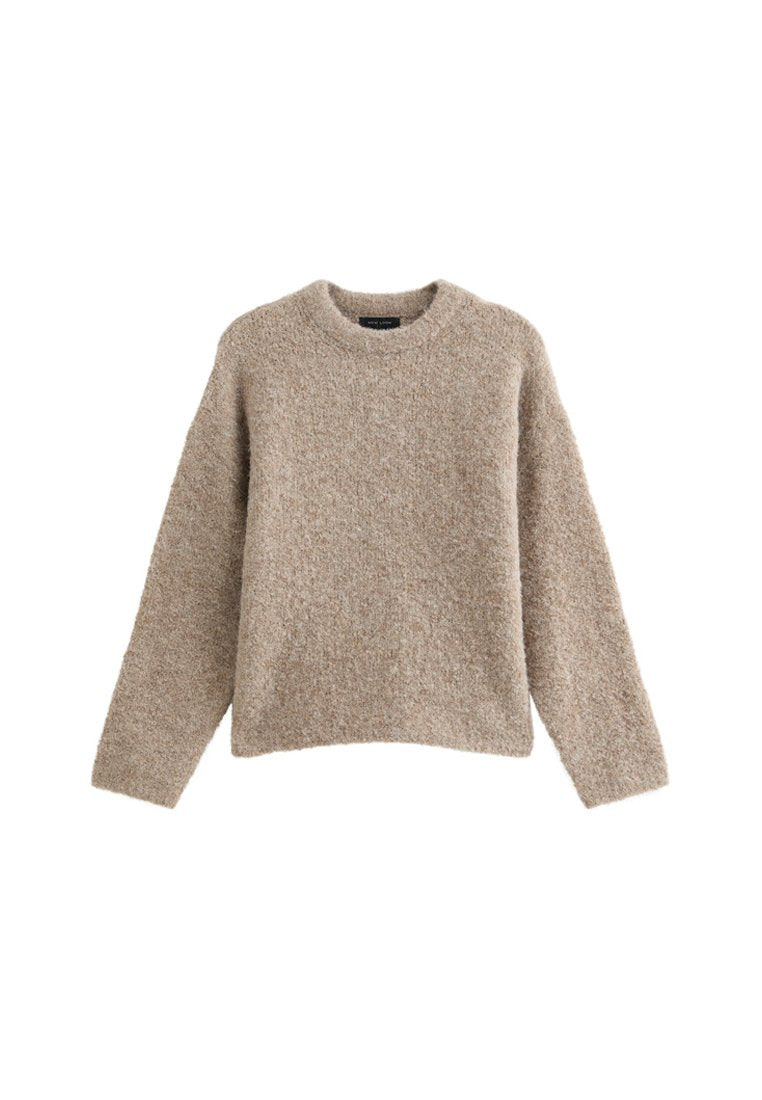 Beiger Strickpullover mit rundem Ausschnitt, langen Ärmeln und strukturierter Oberfläche. Lässige Passform mit gerippten Abschlüssen.
