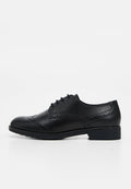 Schwarzer Herrn Oxford-Lederschuh mit Brogue-Details und niedrigem Absatz, seitlich auf neutralem Hintergrund dargestellt.