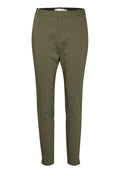 Khaki-Hosen mit tailliertem Schnitt, flacher Vorderseite, seitlichen Taschen und einer glatten, dehnbaren Stofftextur.