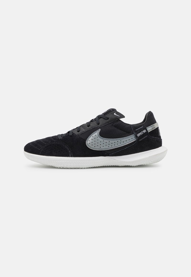 Schwarze Wildledersneaker mit strukturiertem Obermaterial, grauen Akzenten, perforiertem Design und einer weißen Gummisohle. Verfügt über ein Schnürsystem und Markendetails.