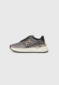 Graue Sneaker mit schwarzen Schnürsenkeln, Netzpaneelen, dicker weißer Sohle und metallic Vogelextras auf der Seite, von der Außenseite gezeigt.