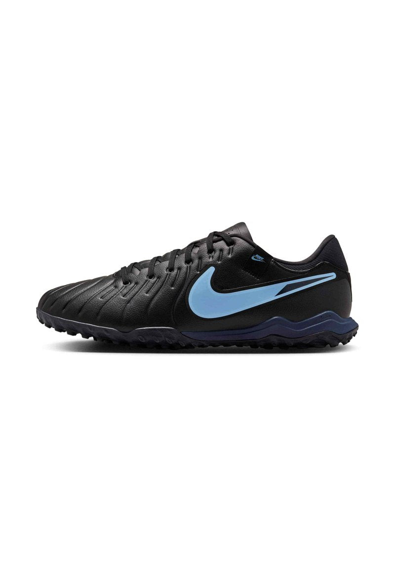 Schwarze Leder-Sportschuhe mit strukturierter Textur, ausgestattet mit einem hellblauen Nike-Swoosh und einer schwarzen Gummisohle mit strukturierter Traktion.