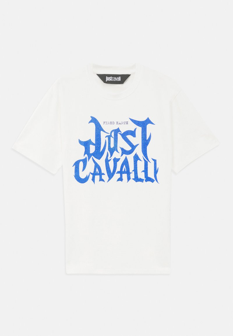 Weißes T-Shirt mit kurzen Ärmeln, das ein markantes blaues Grafikdesign zeigt, mit den Worten "Just Cavalli" und "Fired Earth" darüber gedruckt.
