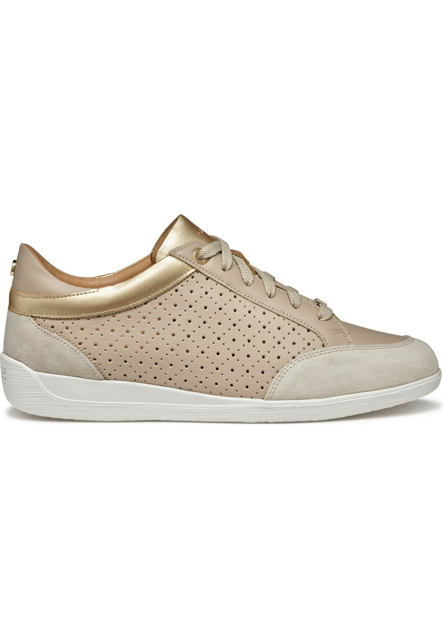 Beige Sneaker mit einem perforierten Leder-Obermaterial, einer Veloursleder-Zehenkappe und goldfarbenen metallischen Akzenten. Verfügt über flache Schnürsenkel und eine weiße Gummisohle.