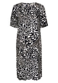 Schwarz-weißes Kleid mit einem auffälligen Tiermuster, kurzen Ärmeln, rundem Ausschnitt und einem entspannten Schnitt. Weiche Stofftextur.