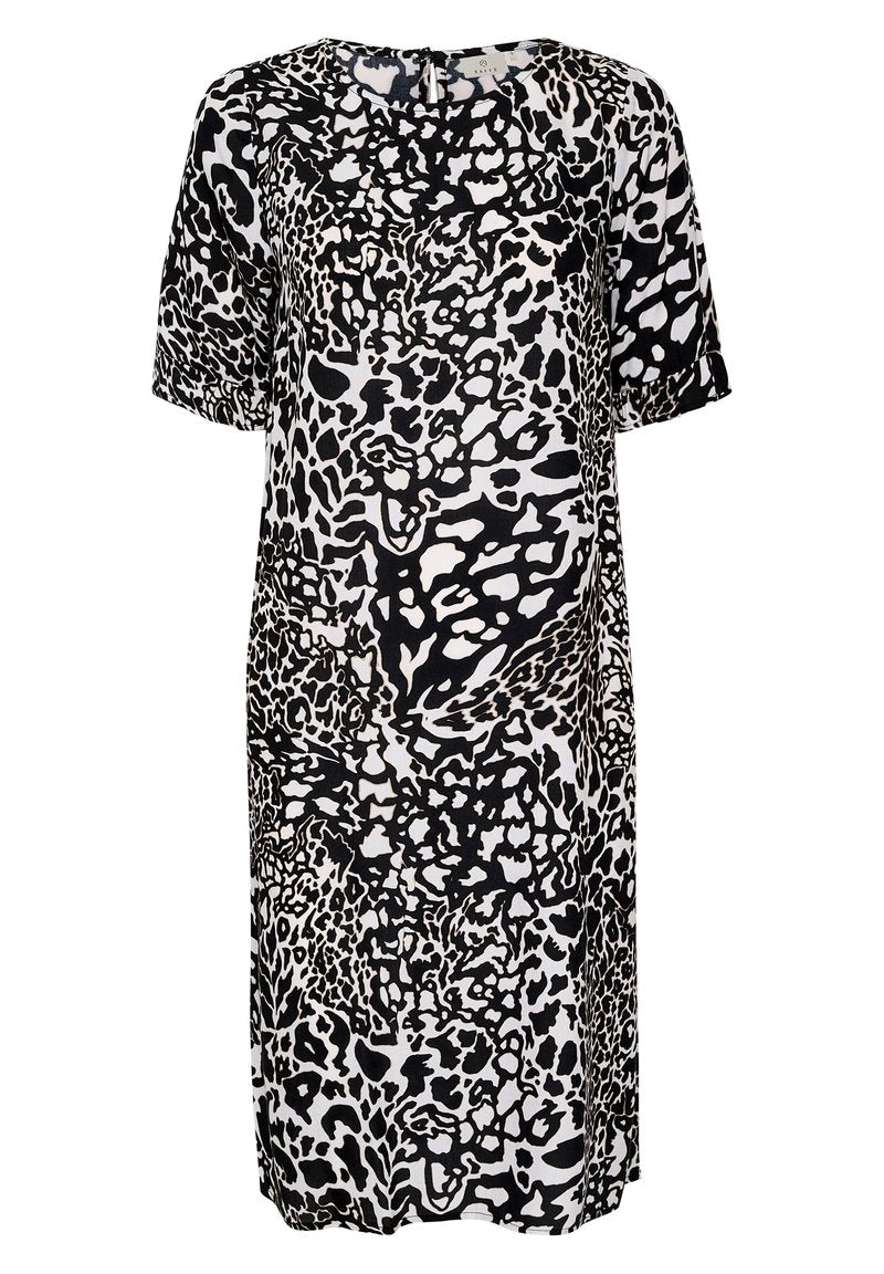 Schwarz-weißes Kleid mit einem auffälligen Tiermuster, kurzen Ärmeln, rundem Ausschnitt und einem entspannten Schnitt. Weiche Stofftextur.