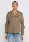 Braune Jacke mit Reißverschluss und tailliertem Schnitt, ausgestattet mit einem eingekerbten Kragen und seitlichen Taschen. Hergestellt aus leichtem Stoff mit glatter Textur.